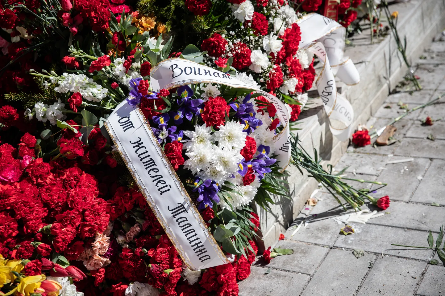Цветы на Военном кладбище, 9 мая.