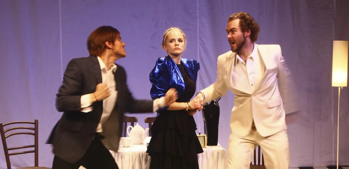 Luis Alberto (Marko Leht, vasakul) ja Diego (Lauri Kaldoja) võistlevad Veronica (Liis Haab) käe ja südame pärast. Kelle kingitus on kallim, uhkem ja armsam, mõtleb neidis.