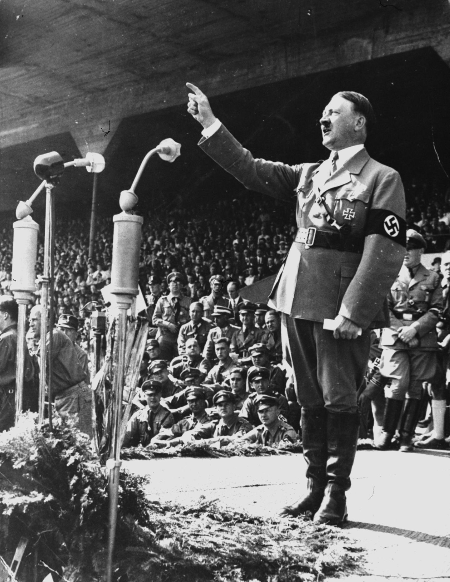 Adolf Hitler kõnet pidamas