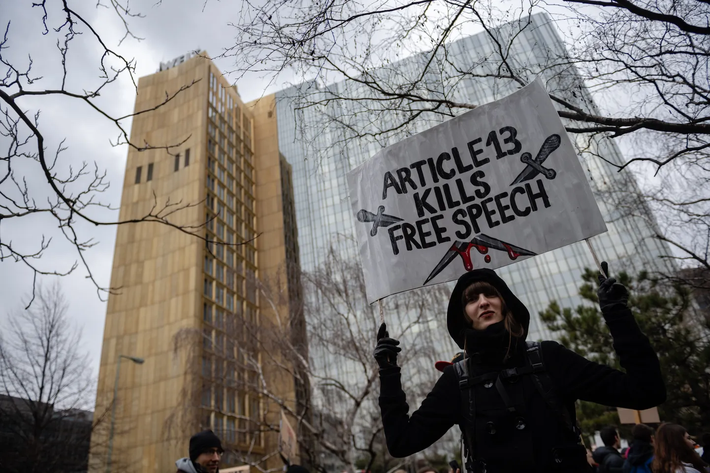 Участница акции протеста в Берлине.
