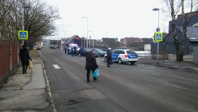Pärnus Haapsalu maanteel sõitis BMW tagant otsa Volvole. Kolm inimest viidi haiglasse tervisekontrolli.