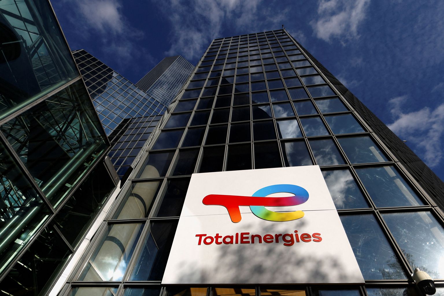 Prantsuse energiahiiu TotalEnergies peakorter ja logo.