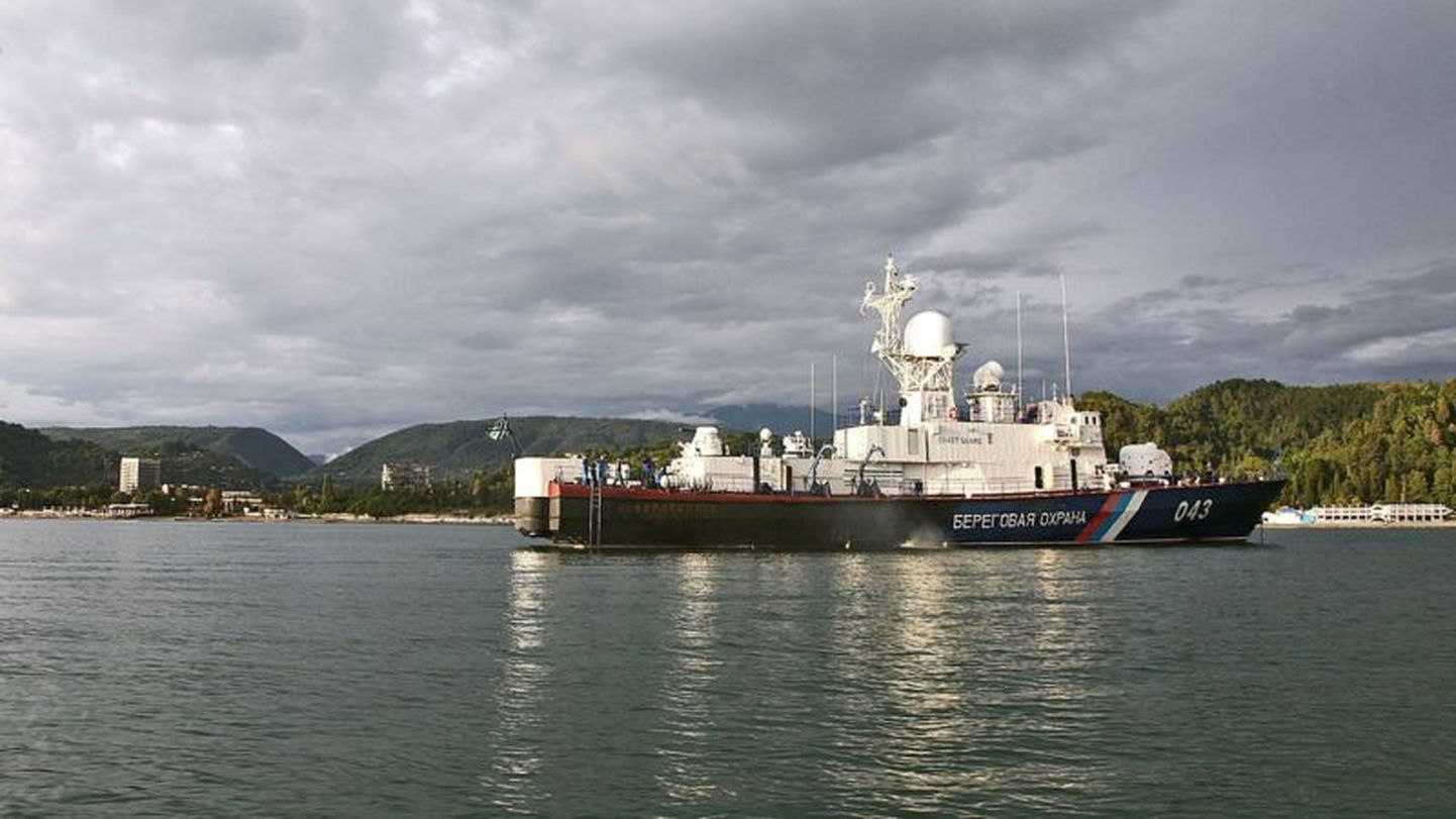 Российский корабль патрулирует берега Абхазии, 2009 год.