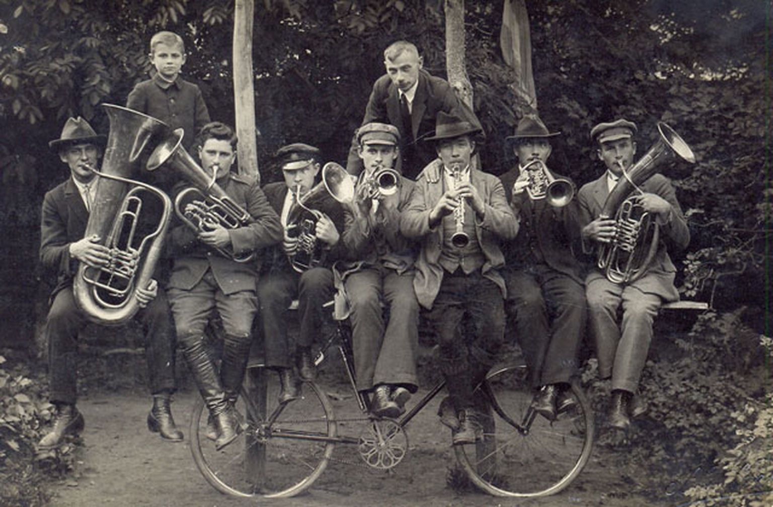 Kuldīgas pilsētas pūtēju orķestris uz velosipēda (1925 -1926)