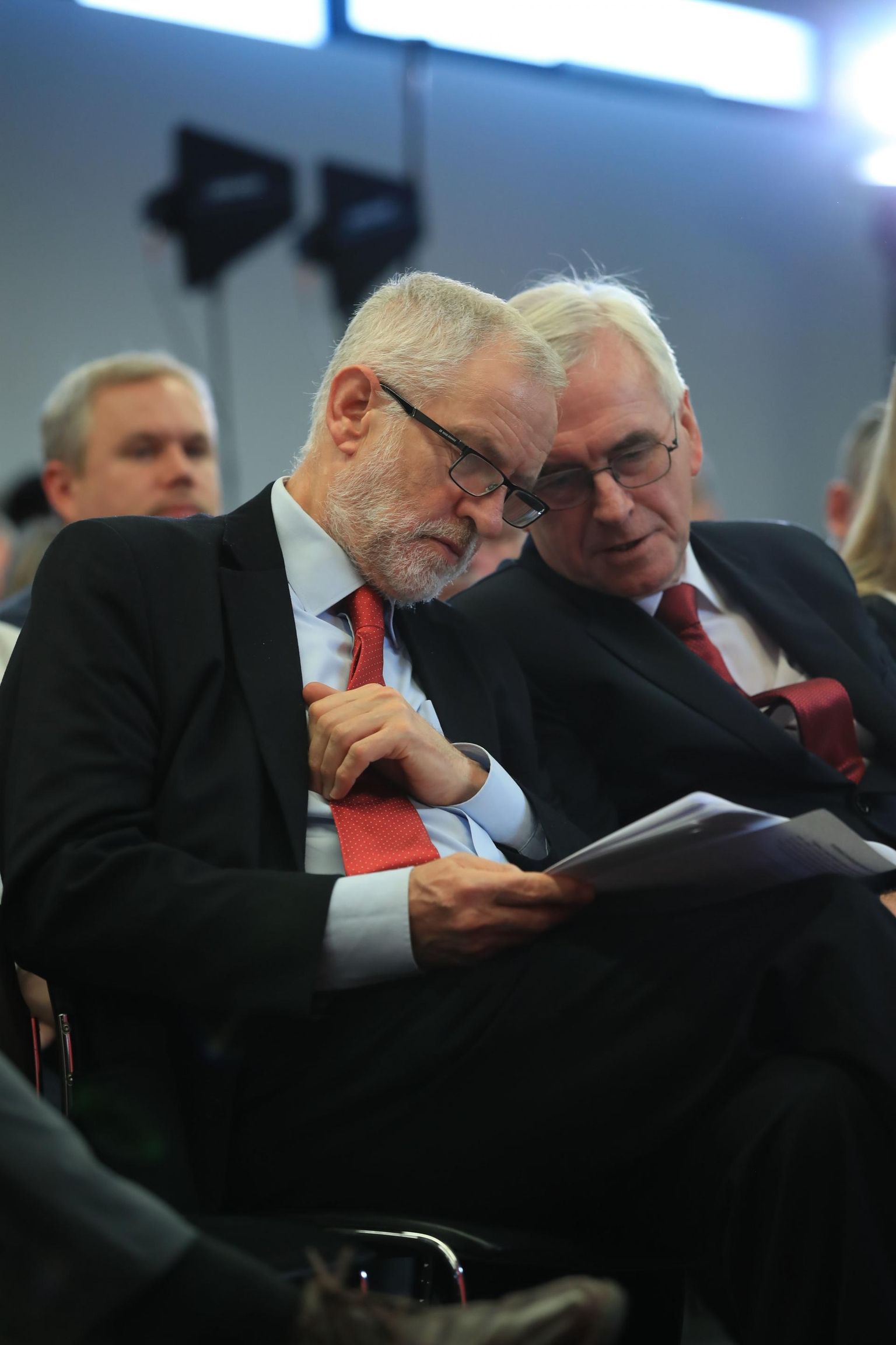 Leiboristide liider Jeremy Corbyn (vasakul) ja tema suur liitlane John McDonnell taanduvad partei juhtimisest.   foto: Peter Byrne / pa Wire / pa Images / Scanpix