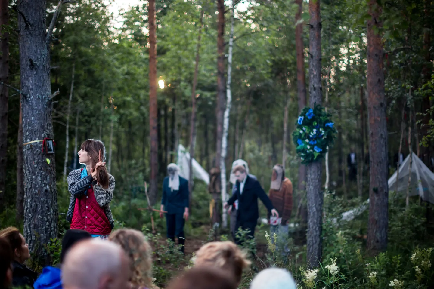 Veljo Tormise muusikal põhinevat lavastust «Isuri eepos» mängiti raba ääres metslagendikul, etendus algas enne päiksetõusu. Esiplaanil Inga Salurand.