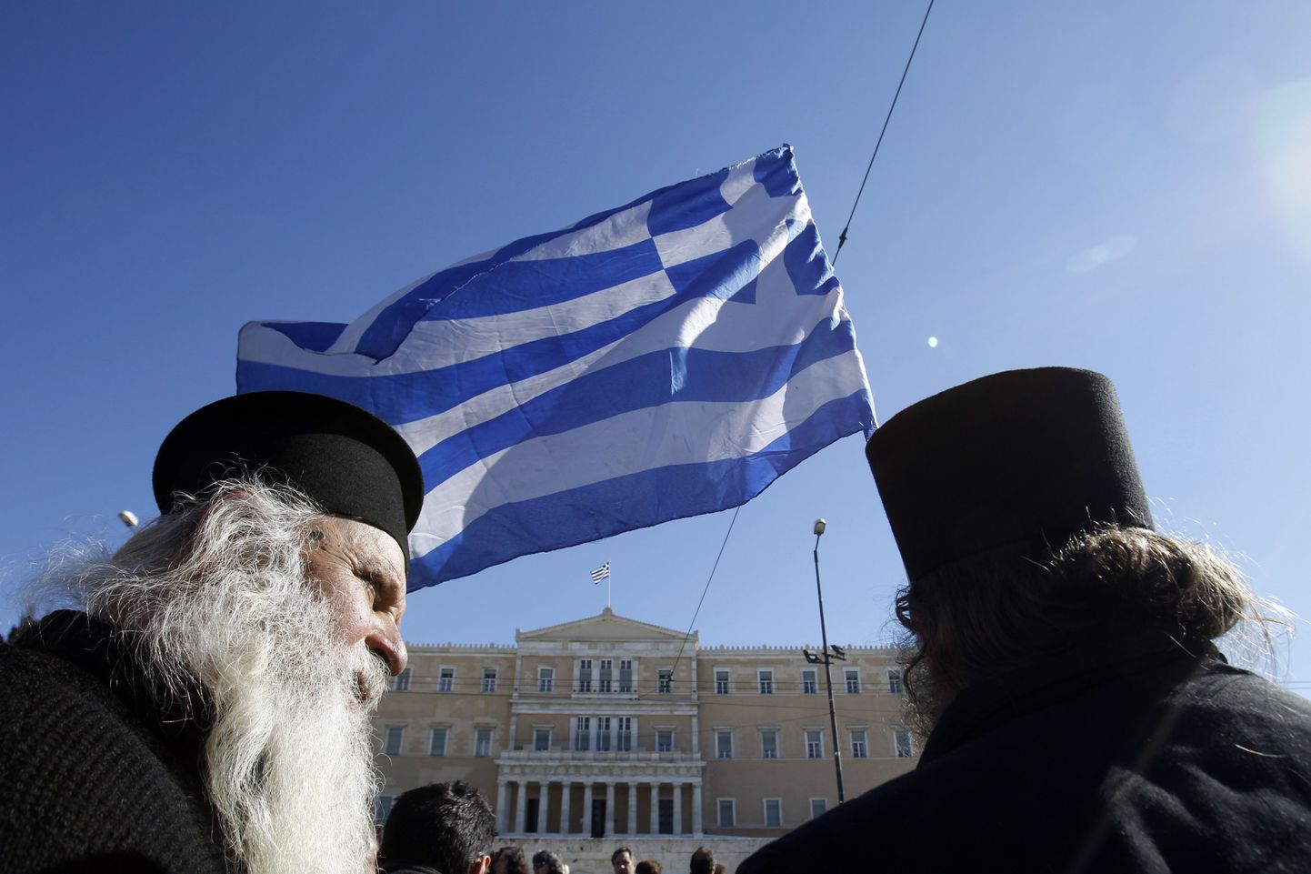 Kreeka preestrid koos riigilipuga.
