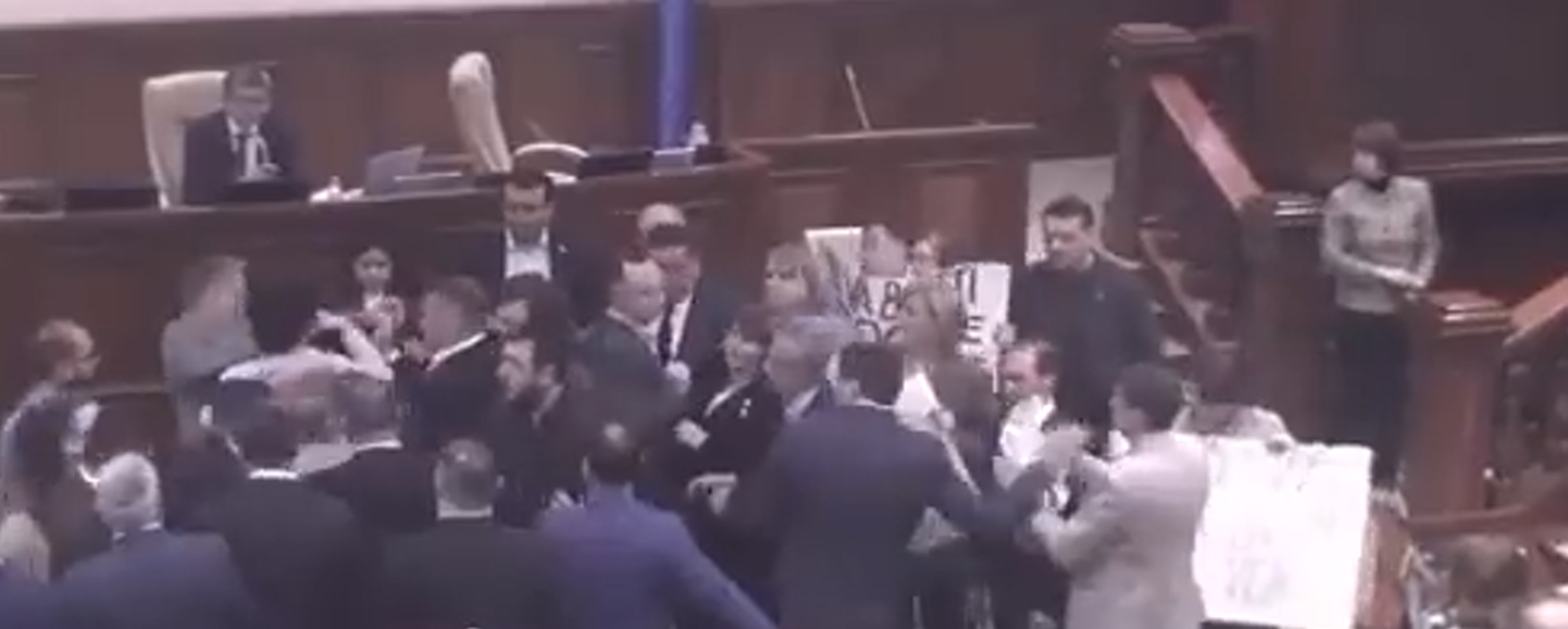 Moldovas parlamenta sēdē izceļas kautiņš.