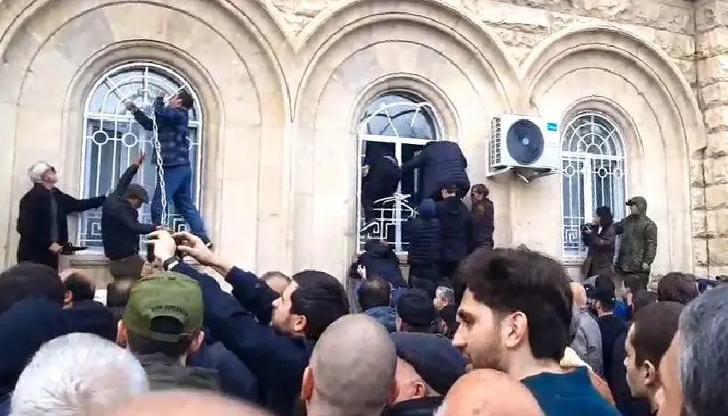 Через несколько часов после начала протестов власти пообещали отозвать соглашение из парламента