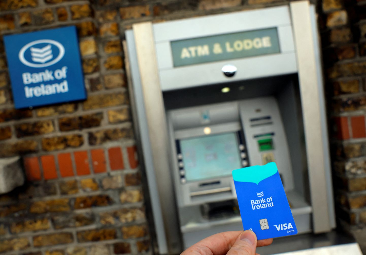 Klient Iirimaal pangaautomaadi juures 16. augustil 2023. aastal