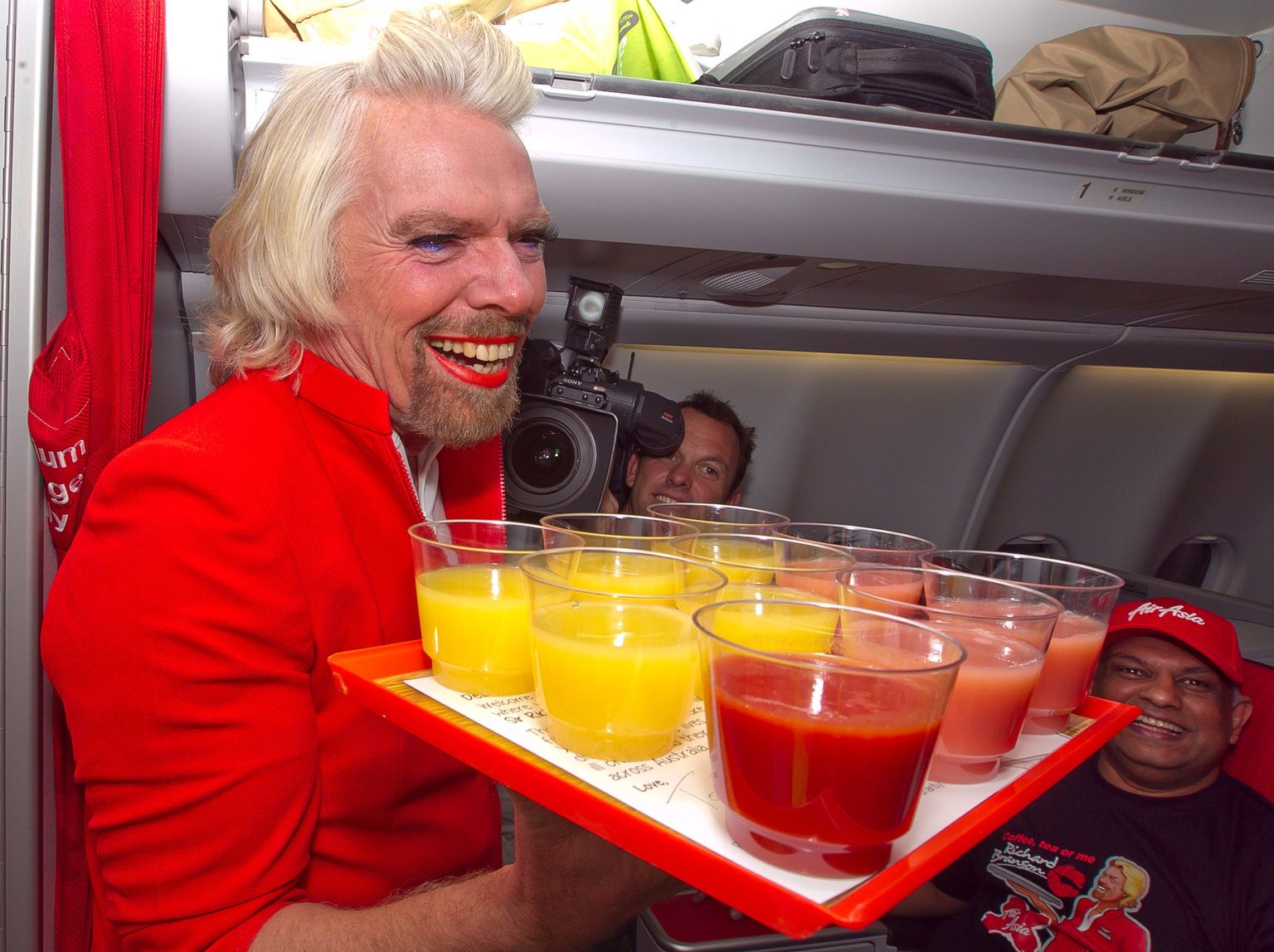 Briti miljardär Richard Branson töötas pärast kihlveo kaotust AirAsia lennul stjuardessina.
