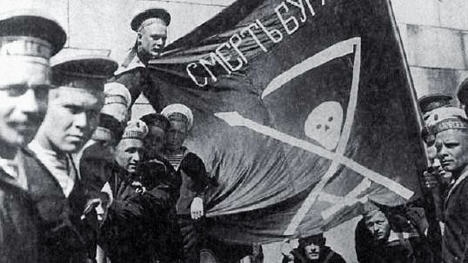Madrused Naissaare Nõukogude Sotsialistliku Vabariigi lipuga: surm buržuidele!