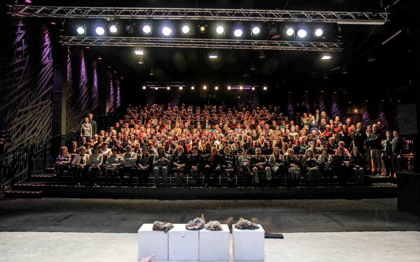 Ugala black boxi viimase etenduse publik