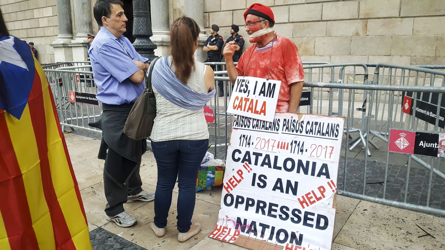 Barcelonas riigi valitsuse esinduse ees meelt avaldanud eraldumismeelne, kelle ingliskeelsed loosungid väitsid, et Kataloonia kannatab rõhumise all.