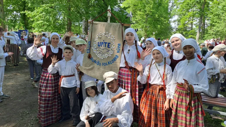 Balvu novada Upītes folkloras kopa "Upīte" festivāla "Pulkā eimu, pulkā teku" 40. gadskārtā, kura 18. un 19. maijā norisinājās Jēkabpils novada Zasā.
