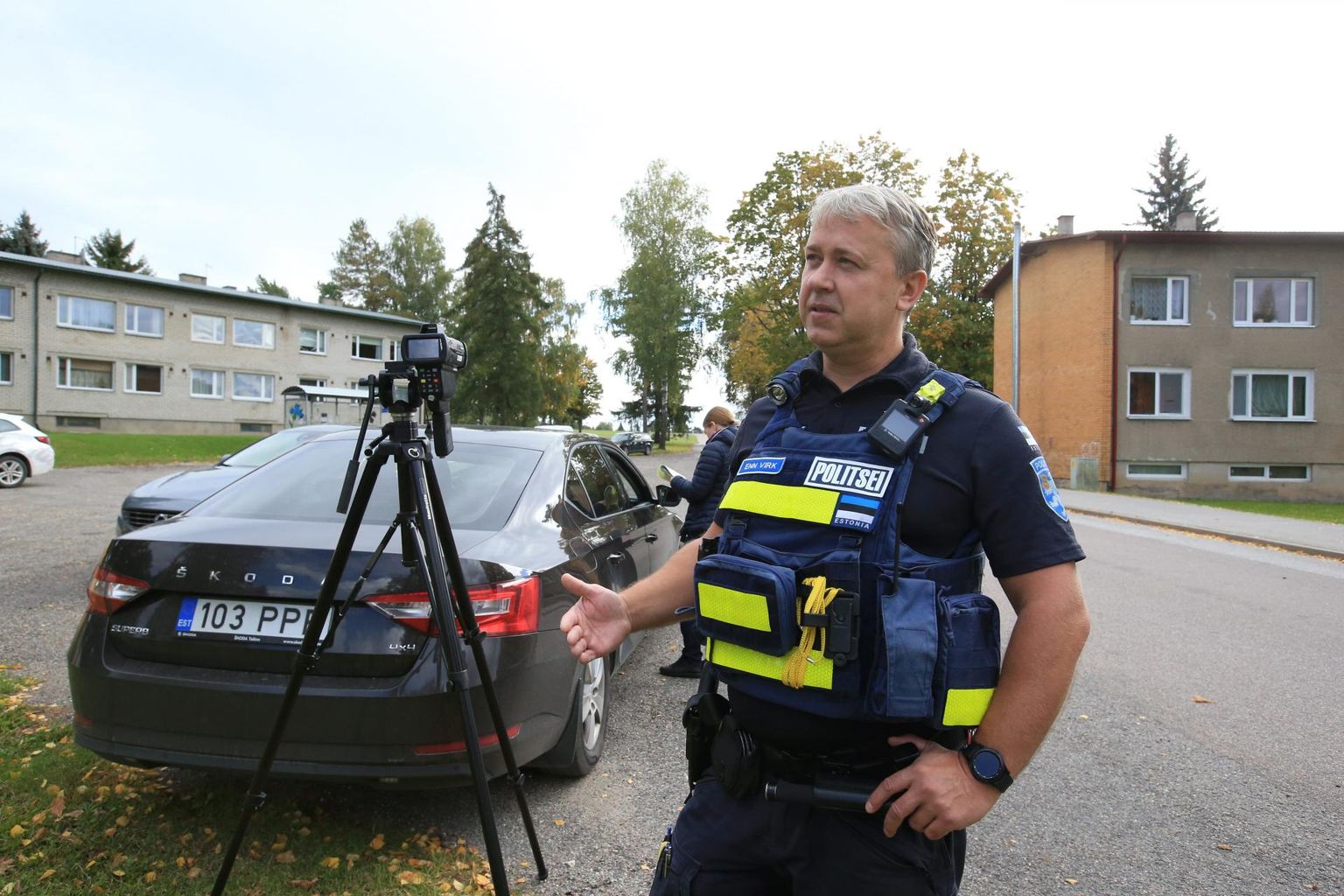 Politseinik Enn Virk pidas eile Äksis kinni mitu kihutajat.