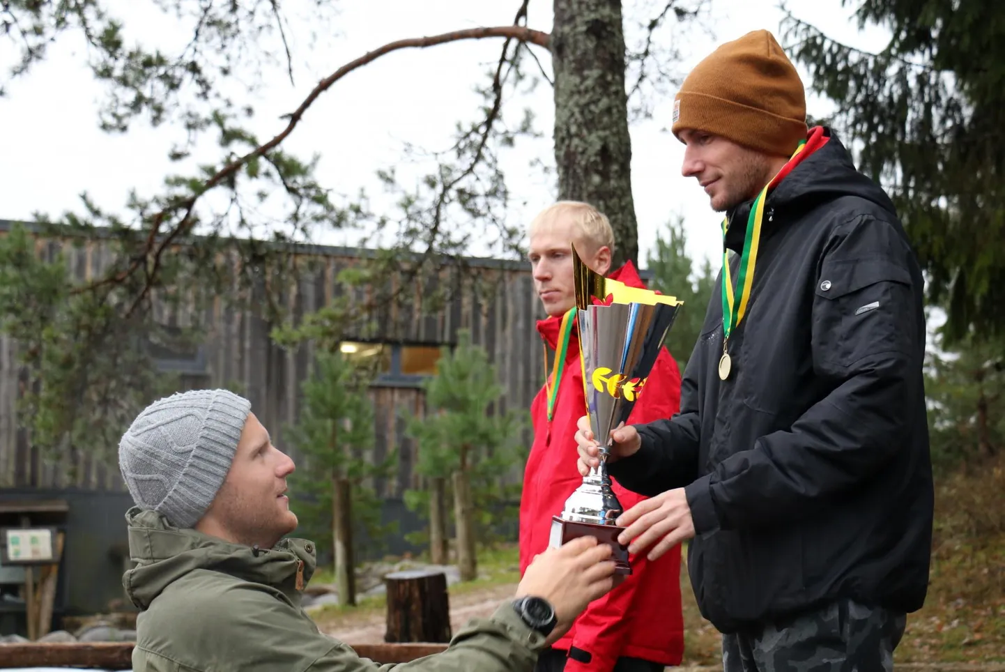 Dmitri Aristov Reinpauli maastikujooksu rändkarikat vastu võtmas.
