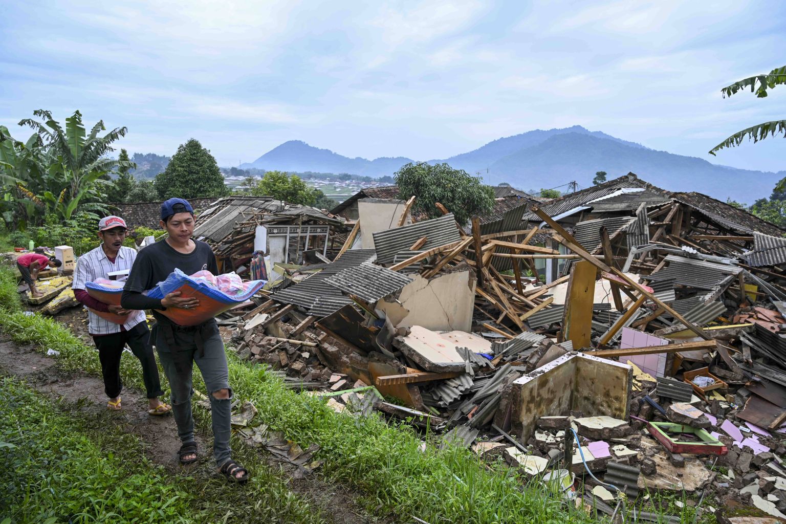 Külaelanikud lahkumas maavärinas kahjustatud külast, Indoneesia lääne osas, 26. novembril 2022.