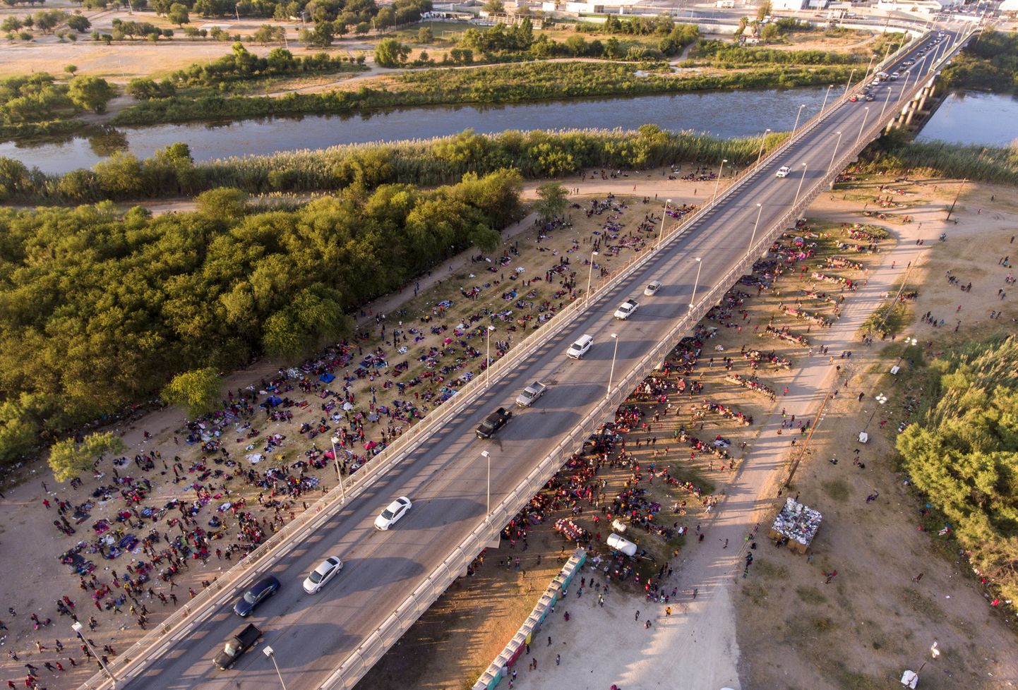 Migrandid silla all USAs Texases Del Rios ootamas oma dokumentide vaatamist USA migratsiooniametnike poolt