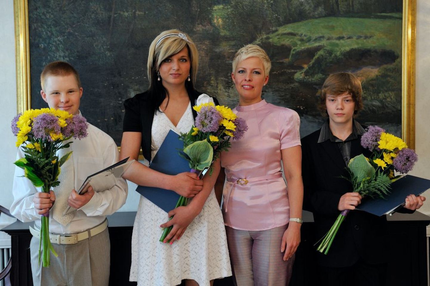 Presidendiproua Evelin Ilves hindas kõrgelt Tõstamaa neiu Liina Laasma (keskel vasakul) sportlikke saavutusi. Noore sportlase preemia pälvisid veel suusahüppaja Kristjan Ilves ja ujuja Eric Töttile.