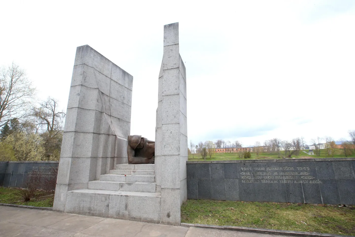 Sõjamonument asub Raadi mõisa pargis.