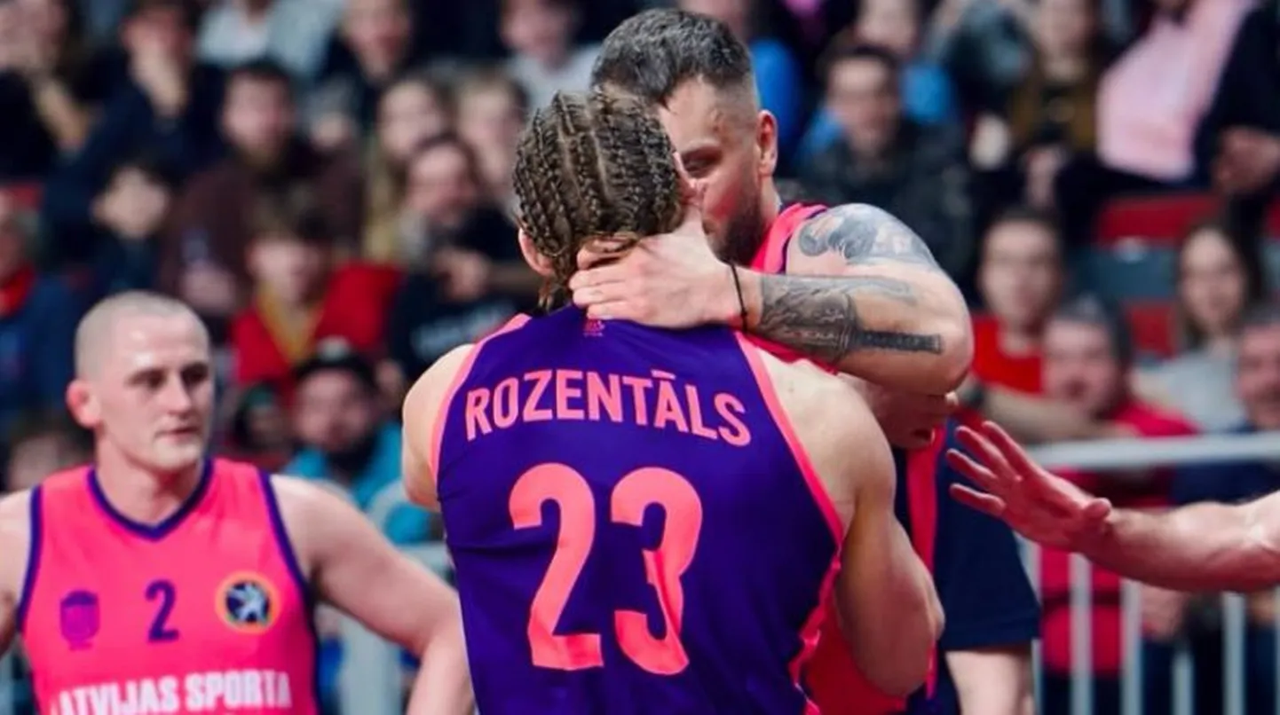 Francis Rozentāls un Kristaps Zutis saķeras faitbola spēles laikā.