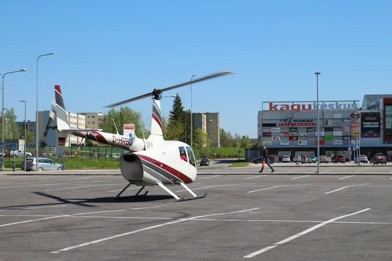 Võru Kagukeskuse parklasse maandus täna linnaelanike üllatuseks helikopter.