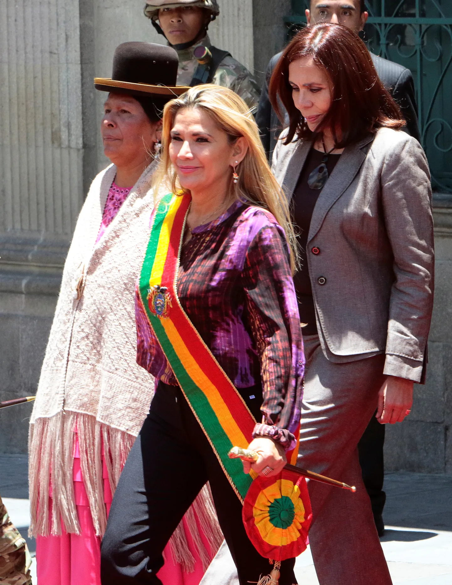 Boliivia ajutine riigipea Jeanine Anez, uus kultuuriminister Martha Yujra (vasakul) ja uus välisminister Karen Longaric.