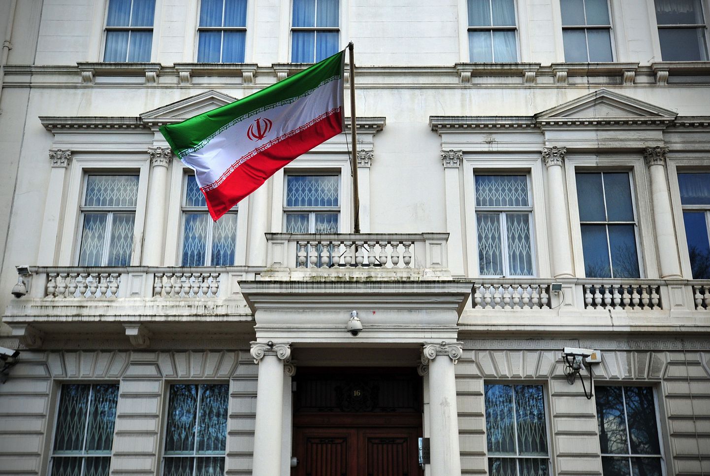 Iraani lipp suursaatkonna hoonel.