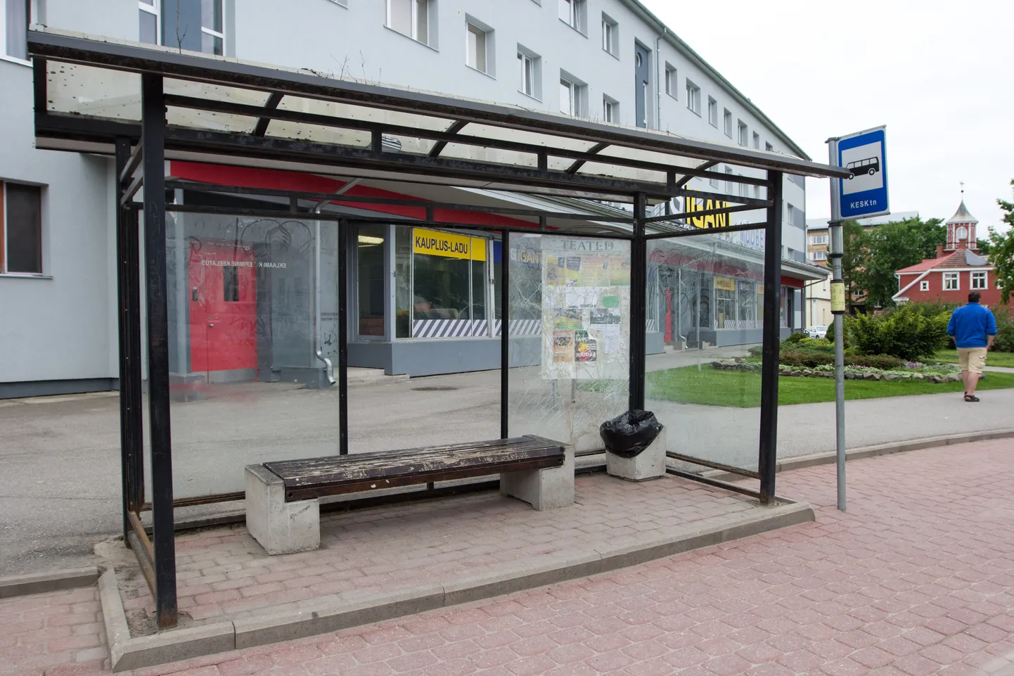 Kesk tänaval asuva paviljoni katkine klaas ootab paremaid aegu. Isegi kui see eemaldatakse, on vähetõenäoline, et sinna asemele kohe uus klaas tuleb.