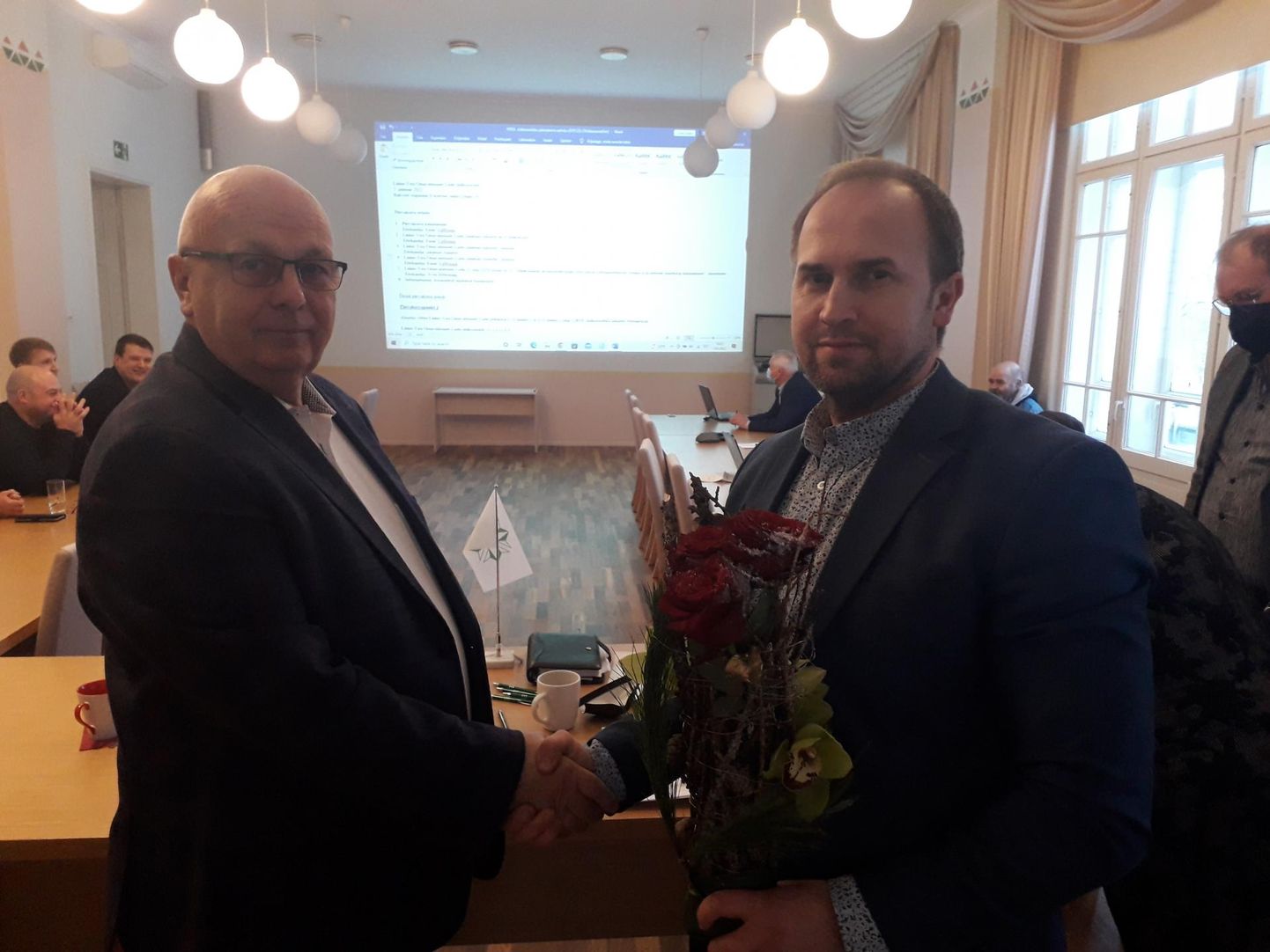 VIROL-i tegevdirektor Sven Hõbemägi (paremal) õnnitleb taas juhatuse esimeheks valitud Einar Vallbaumi.