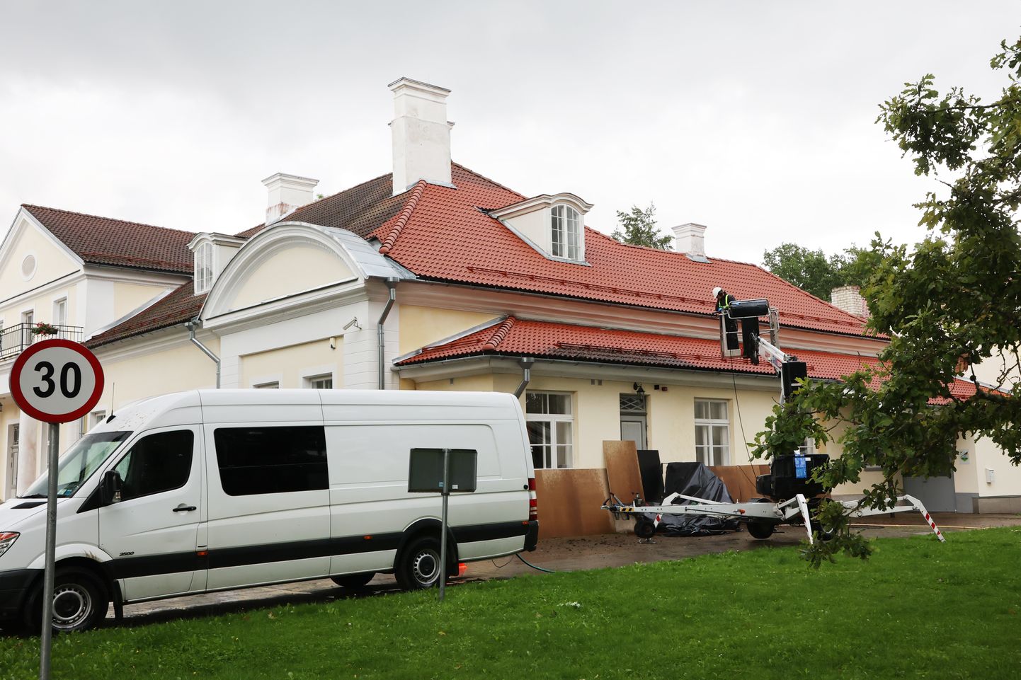18. augusti õhtupoolikul oli Koigi Kooli majahoidja Kalev Altmets jõudnud osa mõisa katusest survepesuriga puhtaks pesta.
