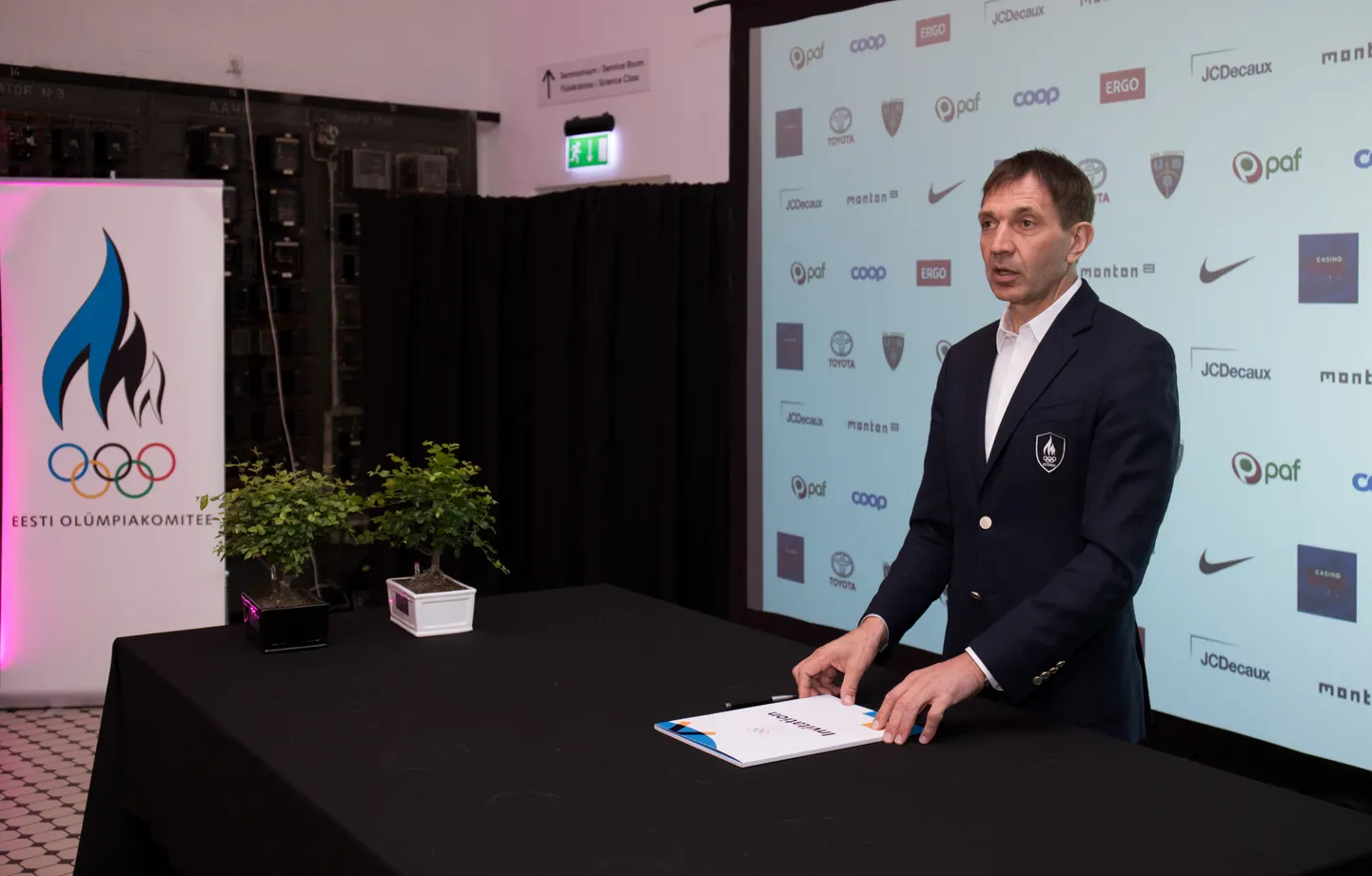 Eesti Olümpiakomitee president Urmas Sõõrumaa Pyeongchangi olümpiakutse allkirjastamisel.