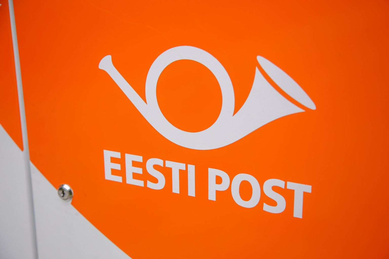 Eesti Posti postkontorid tegutsevad ja osutavad postiteenuseid senisel kombel edasi. Ühtegi neist ilma ministeeriumiga kooskõlastamata ei suleta.