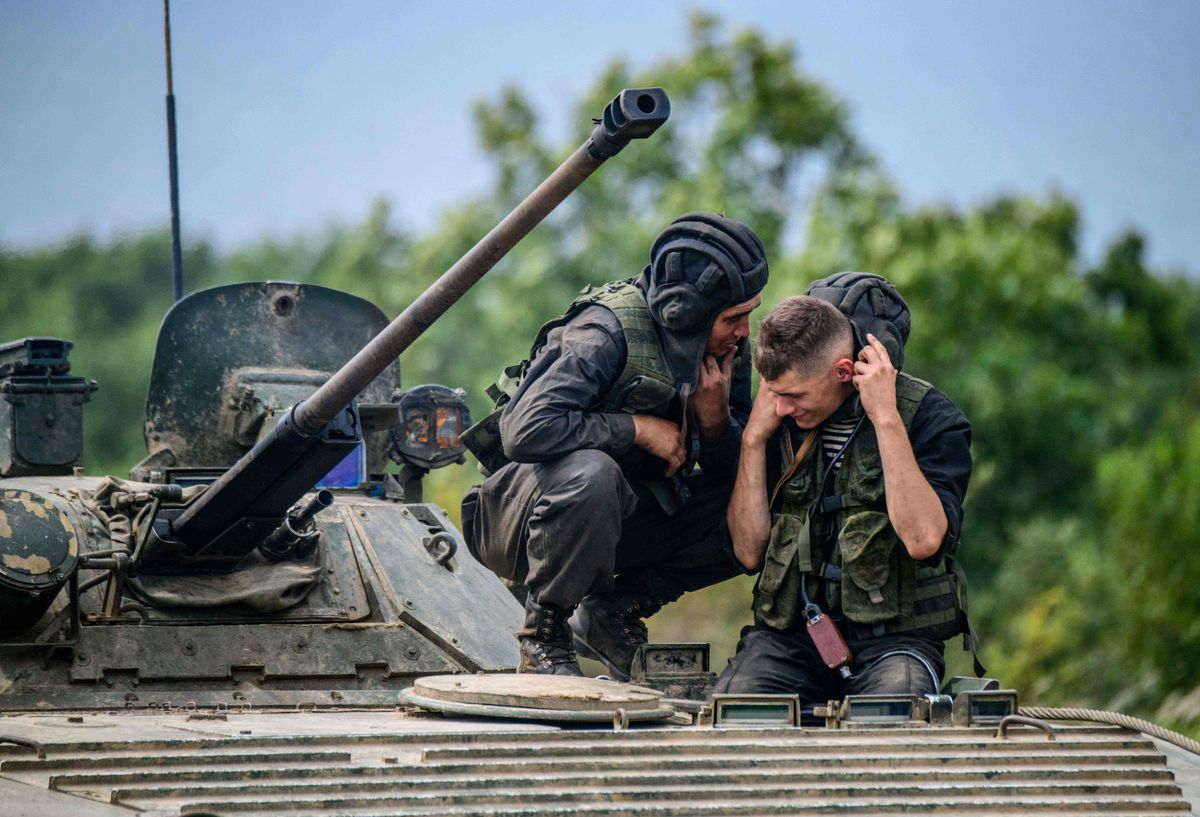 Krievijas karavīri militāro mācību laikā. 