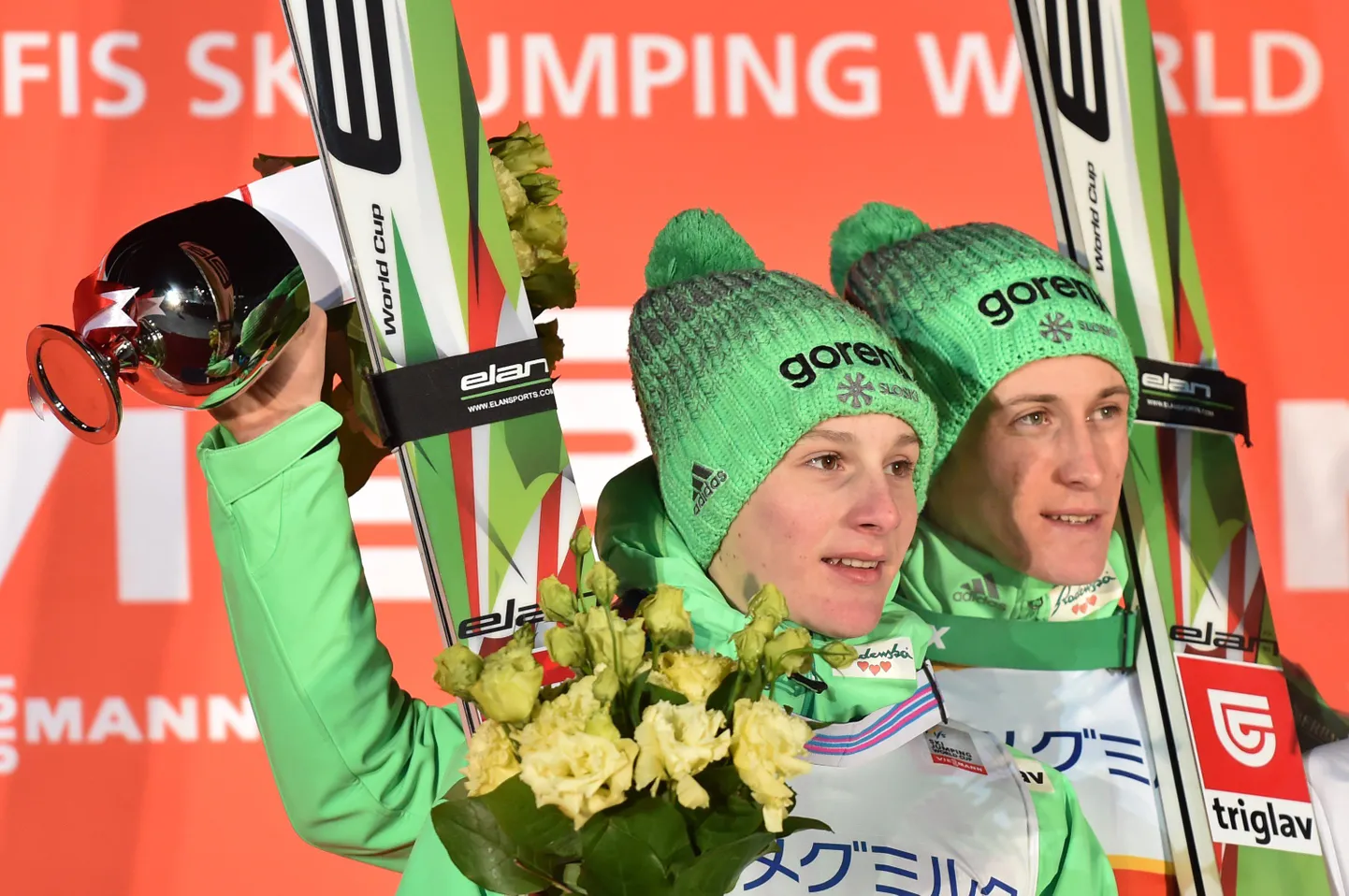 Peter Prevc (paremal) ja Domen Prevc (vasakul) said Sapporo MK-etapil kaksikvõidu.