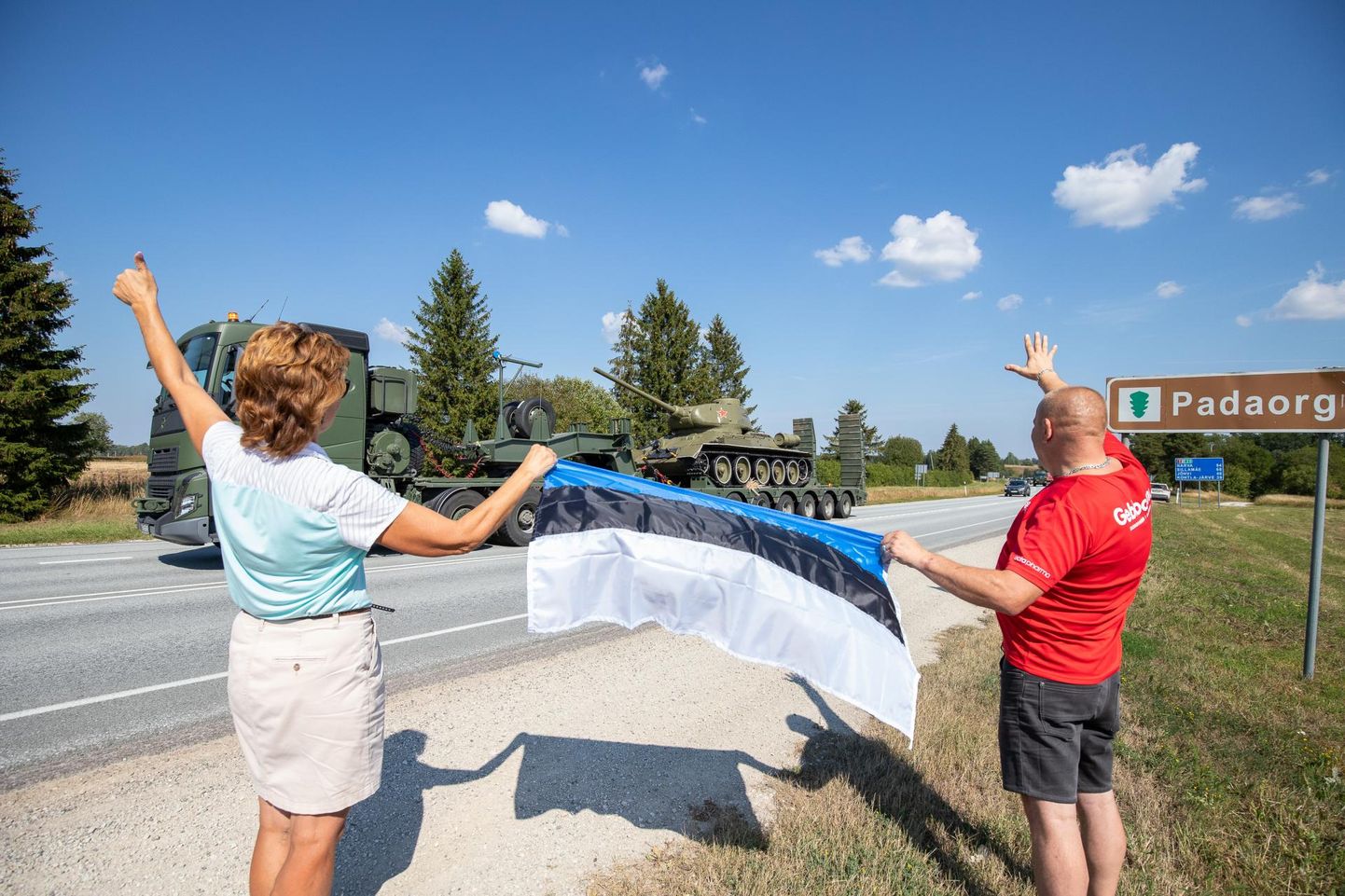 Narva tanki teisaldamine. Tank on teel Narvast Tallinna, Padaorus tervitavad inimesed teisaldajaid sinimustvalge lipuga. 