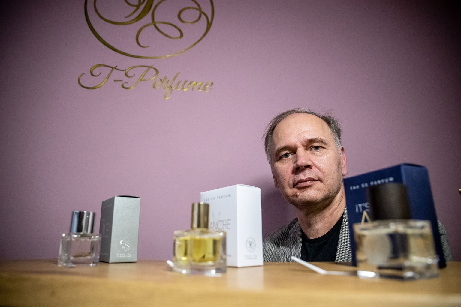 Tõnu Veiler oma esimese parfüümisarjaga T-Perfume.