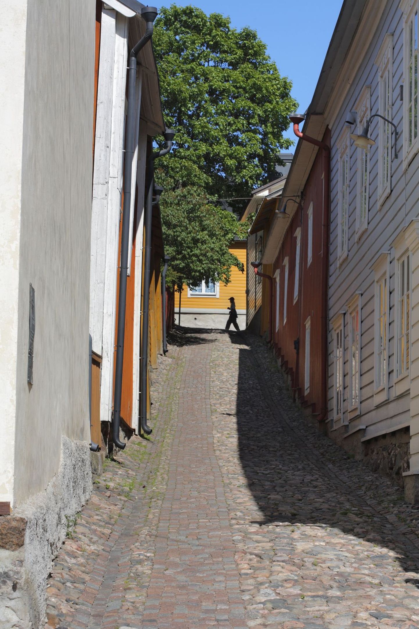 Vana kitsas tänav Porvoo linnas.