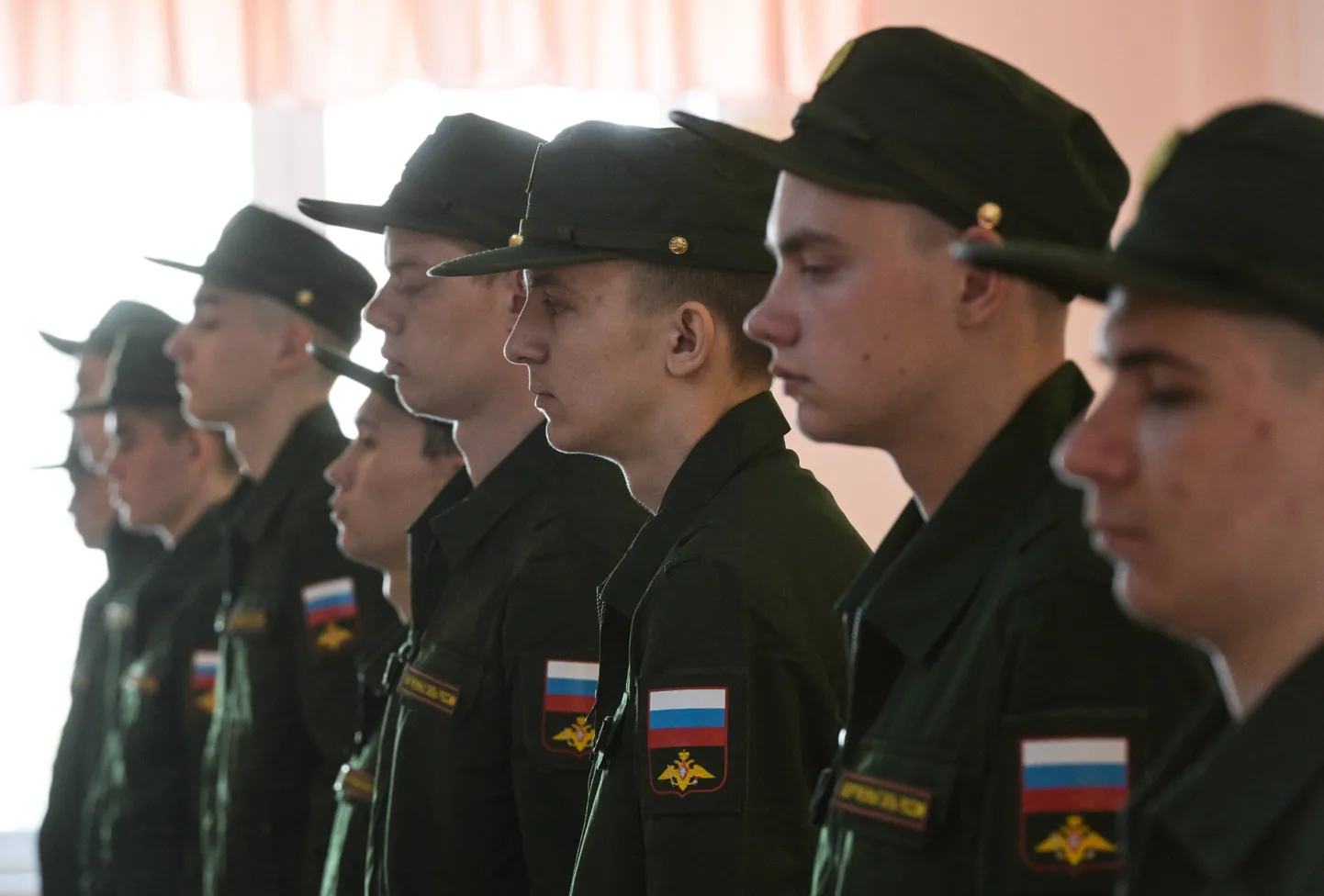Sõjaväkke värvatud mehed Novosibirski värbamiskeskuses.