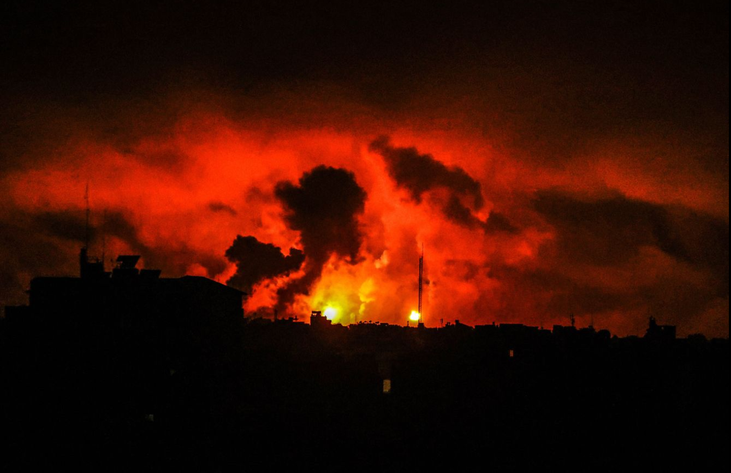 Дым над сектором Газа после авиаударов, которые ЦАХАЛ проводил в ночь на 28 октября.