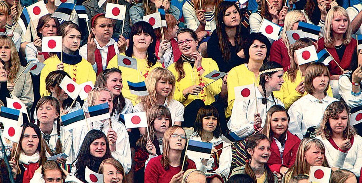 Noored lauljad said eile lauluväljakul teha justkui tänavuse noorte laulu- ja tantsupeo proovi, kui esinesid Eestit külastava Jaapani keisripaari
auks korraldatud kontserdil. Järgmine noorte laulu- ja tantsupidu tuleb juba nelja aasta pärast.