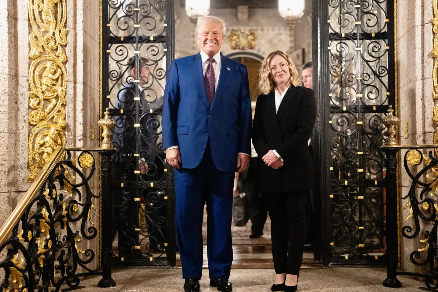 Chigi palee pressiosakonna avaldatud fotol poseerib Itaalia parempoolne peaminister Giorgia Meloni koos peatselt Valgesse Majja naasva vabariiklase Donald Trumpiga tema Mar-a-Lago residentsis Floridas.