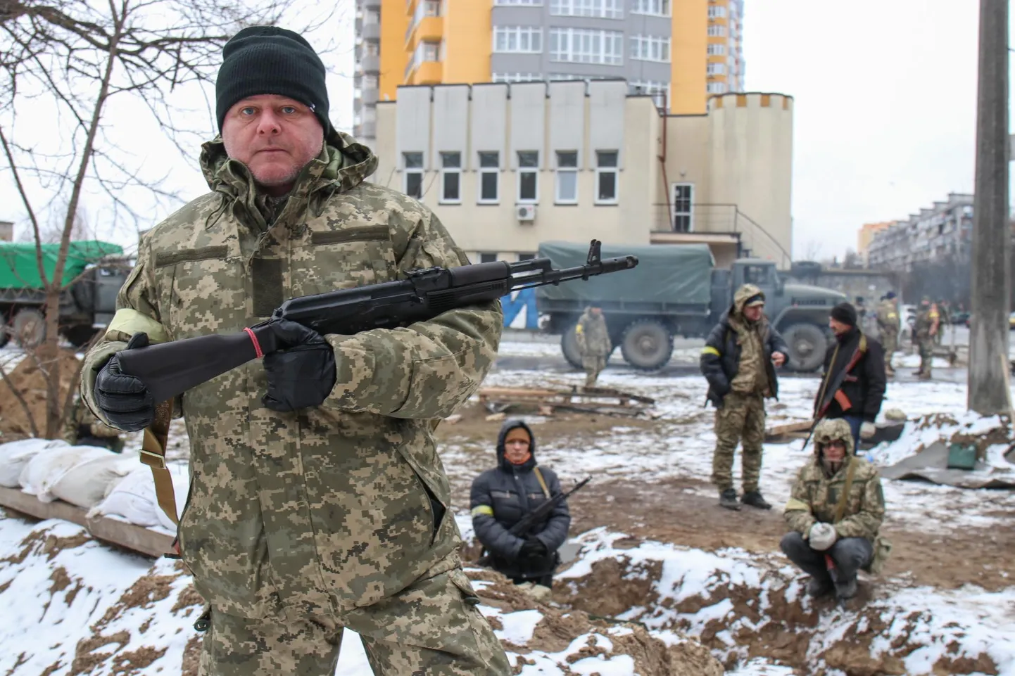 Ukrainian volunteer territorial defense fighters in their positions. The fighter in the foreground comes from the same quarter and has been defending the home since the first day of the war.