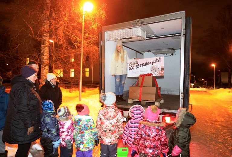 100 liitrit jäätist ja Anna Grace Saar külmiku furgoonis, lapsed rõõmsalt ees.