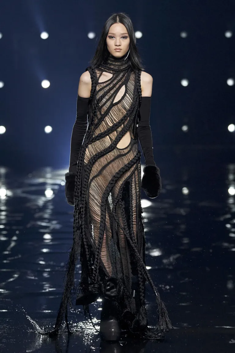 Veetlevalt hargnenud põrandalappi meenutav kleit. Givenchy, Pariisi moenädal.