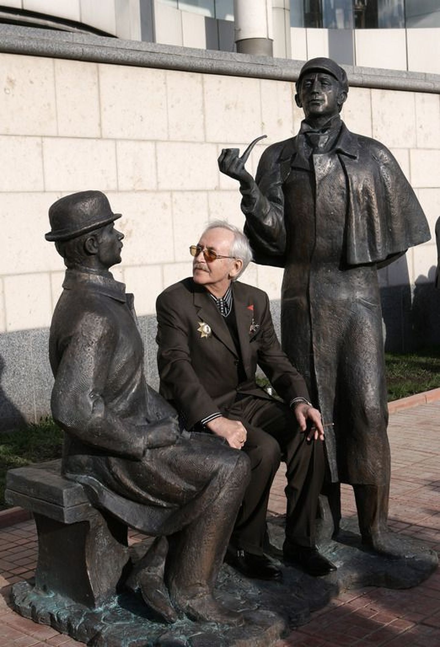 Näitleja Vassili Livanov, kes kehastas Nõukogude Liidus valminud teleseriaalis Sherlock Holmesi, oli ka Holmesi kuju rajamise üks algatajatest