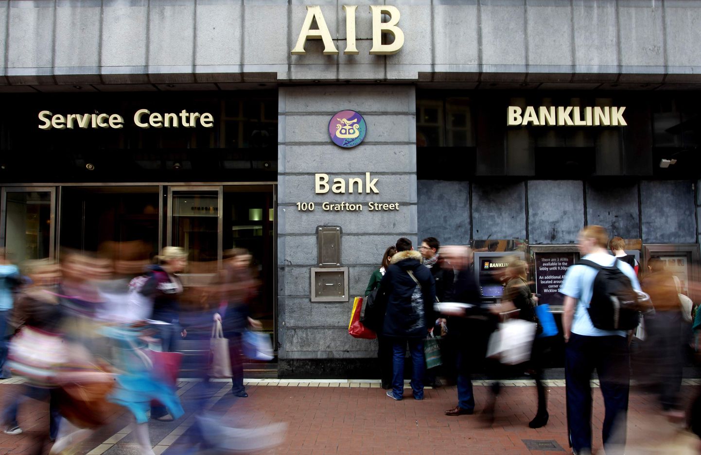 Inimesed Dublinis Allied Irish Banki sularahaautomaadi juures järjekorras.