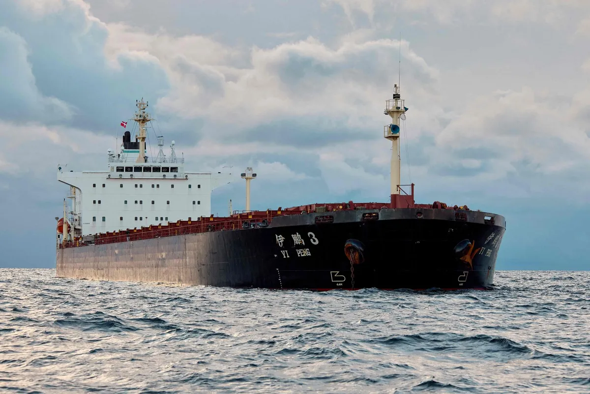 The Chinese bulk carrier Yi Peng 3 was anchored in the Danish Straits on November 20, under observation by Danish Navy patrol vessels. Finland and Sweden have launched an investigation into suspicions of sabotage involving two severed underwater connections, as this ship was present at both points of disruption.
