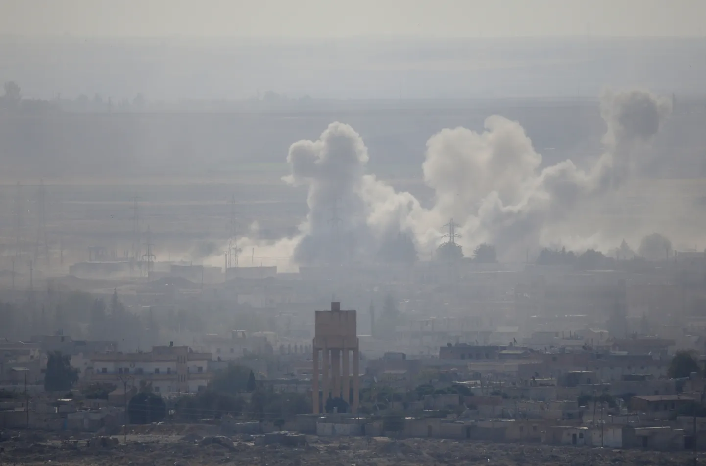 Plahvatuste suits kõrgumas Süürias Ras al-Aini linna kohal 15. oktoobril.